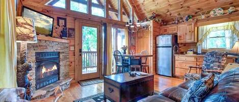 Studio (2 Bedrooms) | Wohnbereich | 40-Zoll-Fernseher mit Kabelempfang, Kamin