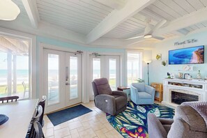 Televisión, reproductor de DVD y oficina 