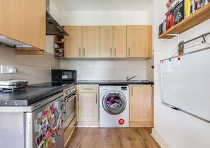 Fridge, microwave, oven, stovetop - A calm homestay on a lovely street near Brixton (London)
