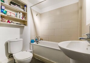 Serviettes fournies, papier toilette