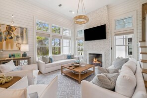 Televisio, takka, videopelejä, pöytäjalkapallopöytä