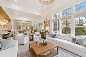 Televisio, takka, videopelejä, pöytäjalkapallopöytä