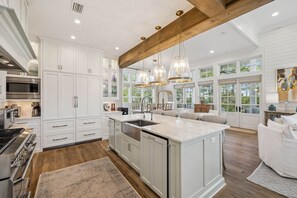 冰箱、微波炉、烤箱、炉灶