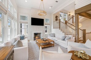 Fernseher, Kamin, Videospiele, Tischfußball