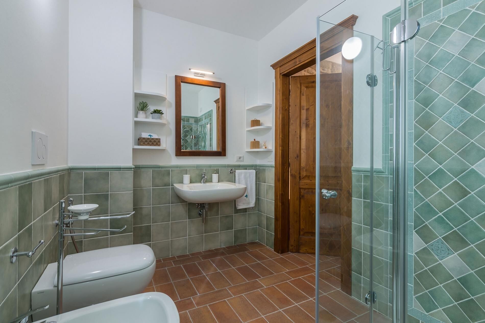 Une salle de bain comprenant des toilettes, un lavabo et un espace douche.