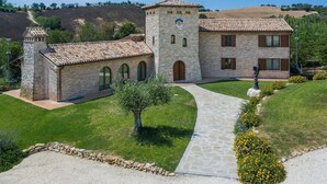 A stone building with a tower, arched windows, and a tiled roof. - Villa Flavia - Private villa, 8 bedrooms, pool, A/C, wifi, pets, Marche (Filottrano)