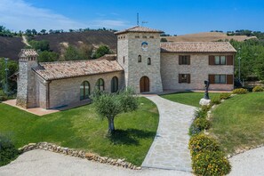 Exterior - Villa Flavia - Private villa, 8 bedrooms, pool, A/C, wifi, pets, Marche (Filottrano)