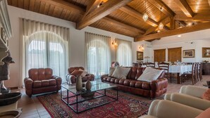 A spacious living room with leather sofas, a glass coffee table, and a patterned rug. - Villa Flavia - Private villa, 8 bedrooms, pool, A/C, wifi, pets, Marche (Filottrano)