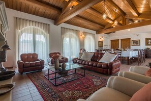 Smart TV, fireplace - Villa Flavia - Private villa, 8 bedrooms, pool, A/C, wifi, pets, Marche (Filottrano)