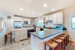 Een koelkast, een magnetron, een oven, een kookplaat