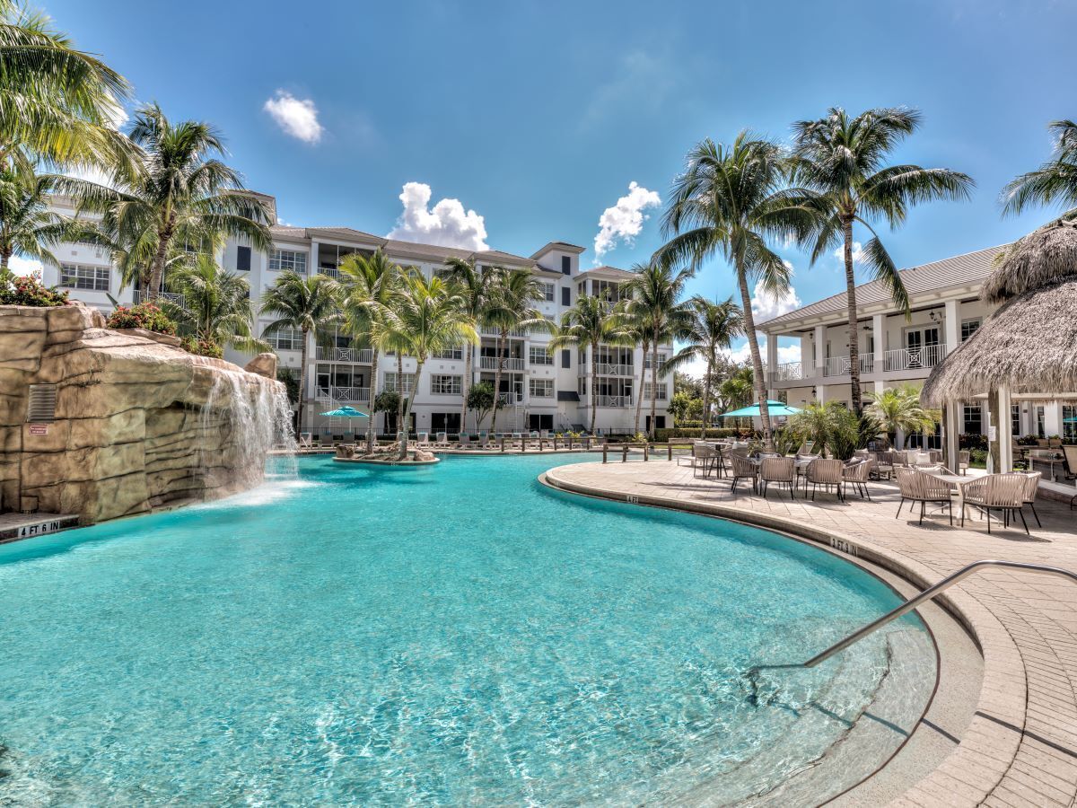 15% OFF NOW-NOVEMBER 1st! Enjoy the Oasis Pool, close to the Beach/Restaurants!
