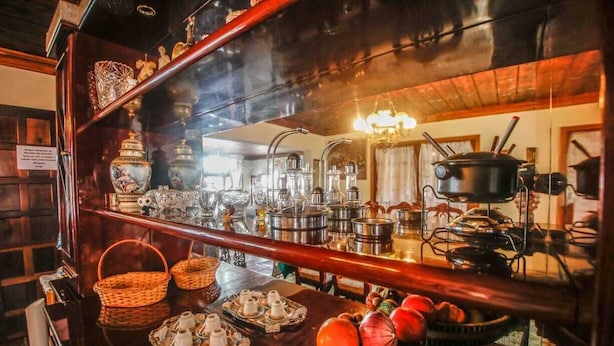 Une cuisine traditionnelle équipée de divers ustensiles et ustensiles de cuisine, notamment des casseroles, des poêles et une cuisinière.