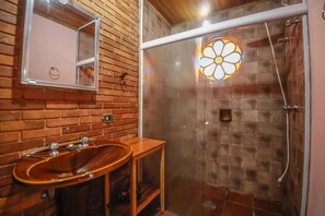 Quarto casal ou duplo básico | Banheiro | Chuveiro, toalhas de banho