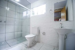 Chambre Double ou avec lits jumeaux | Salle de bain | Douche, serviettes fournies