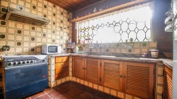 Microwave, cookware/dishes/utensils