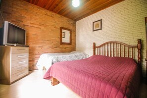 Family Room | Free WiFi, bed sheets - Hospedagem Recanto das Estrelas (Campos do Jordão)