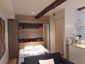 Iron/ironing board, travel cot, bed sheets