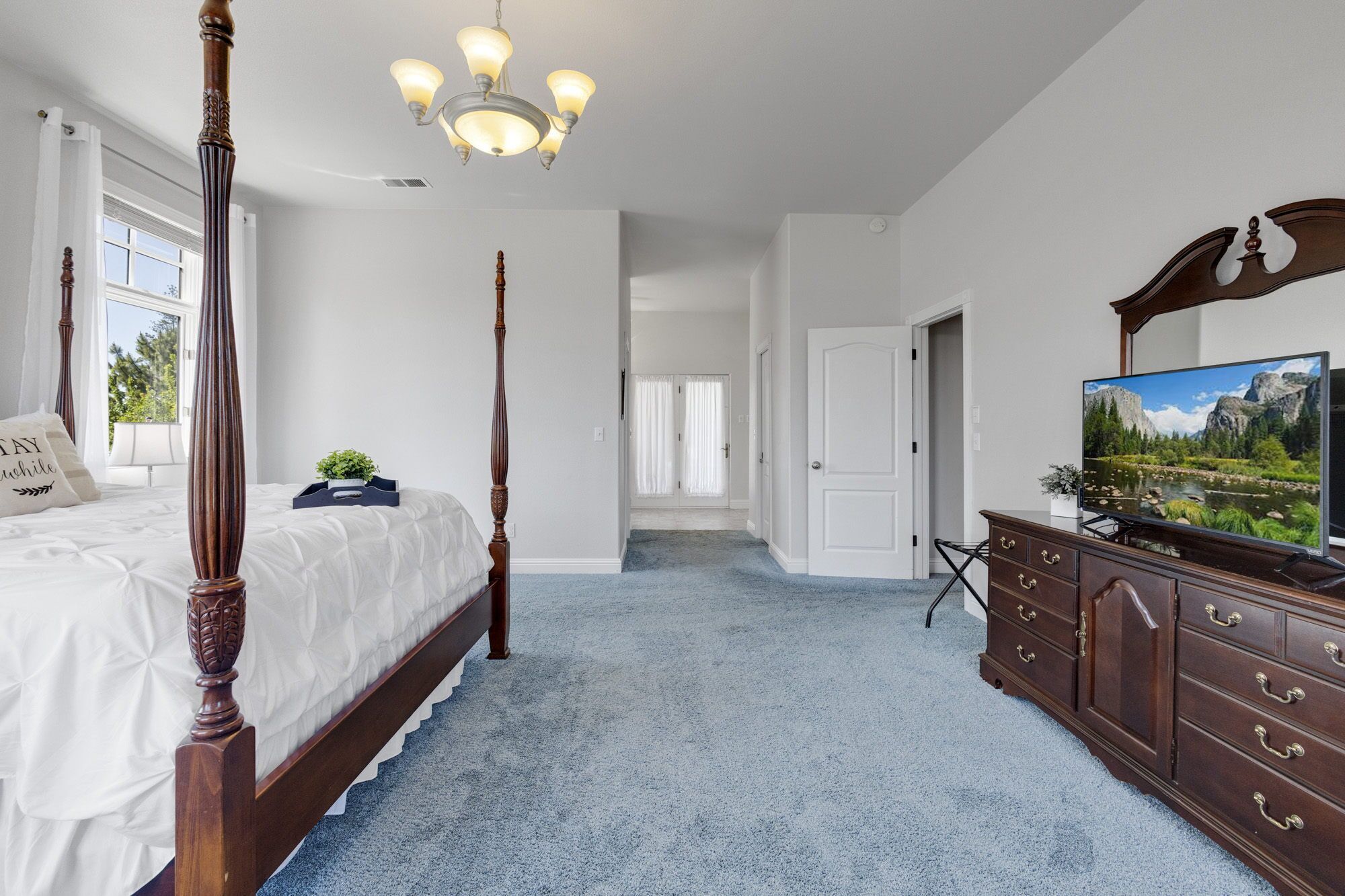 82 acre Mountain Retreat w/ Pool & Spa near Yosemite sleeps 14