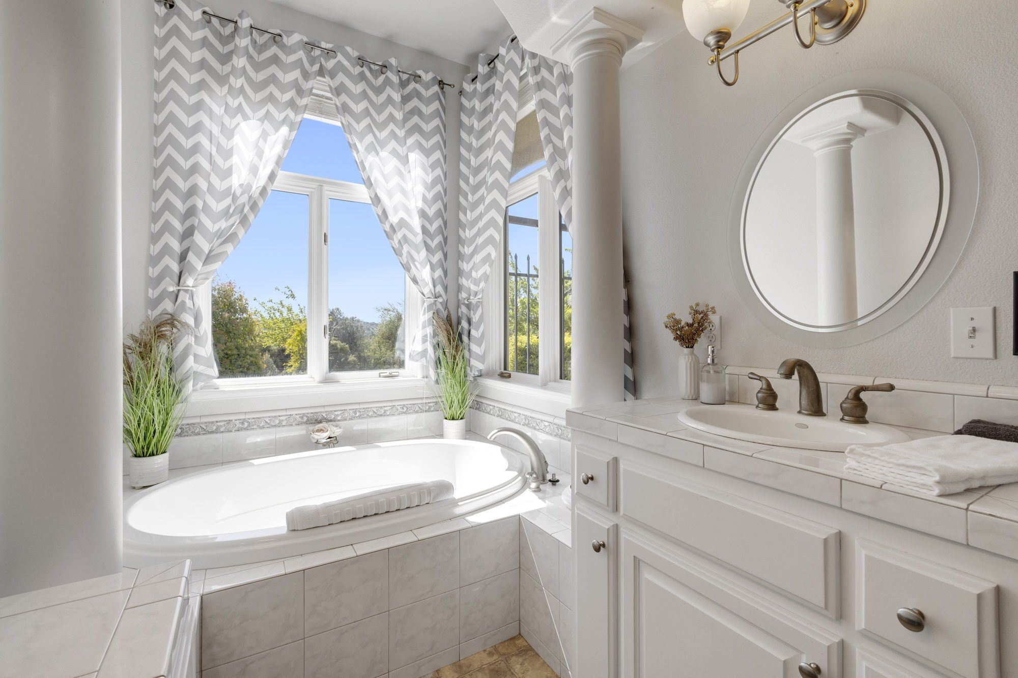 82 acre Mountain Retreat w/ Pool & Spa near Yosemite sleeps 14