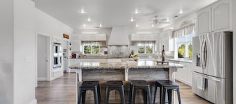 82 acre Mountain Retreat w/ Pool & Spa near Yosemite sleeps 14