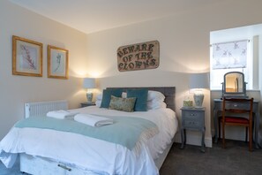 1 Schlafzimmer, Schreibtisch, Bügeleisen/Bügelbrett, Reisekinderbett