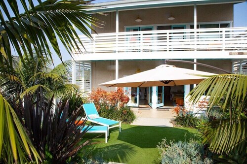 Fresh & Walkable Bright Beach Bungalow