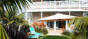 Fresh & Walkable Bright Beach Bungalow