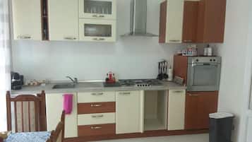 Fridge, oven, stovetop, electric kettle