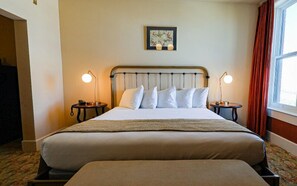 Quarto solteiro superior, 1 cama King, para não fumantes, geladeira e micro-ondas | Roupas de cama premium, quartos à prova de som