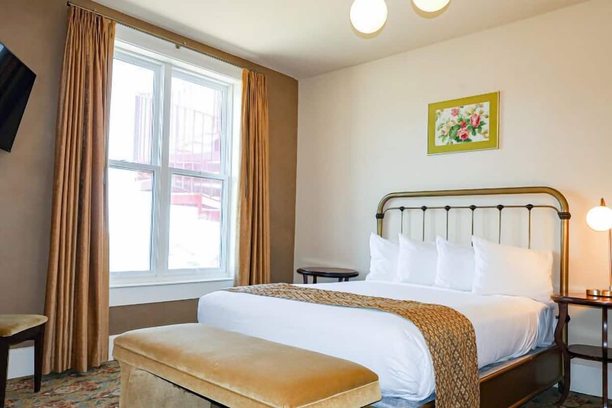 standard room, 1 queen bed | 1 bedroom, premium bedding, soundproofing, rollaway beds