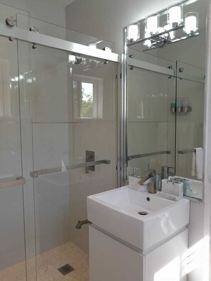 Bathroom - Sunset Arms 1, 1 brm, Airport, Beach, Hip Strip (Montego Bay)