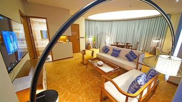 Executive Suite, 1 King Bed, Smoking | Minibar, free WiFi, bed sheets
