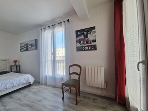 2 camere, una scrivania, ferro/asse da stiro, culla da viaggio