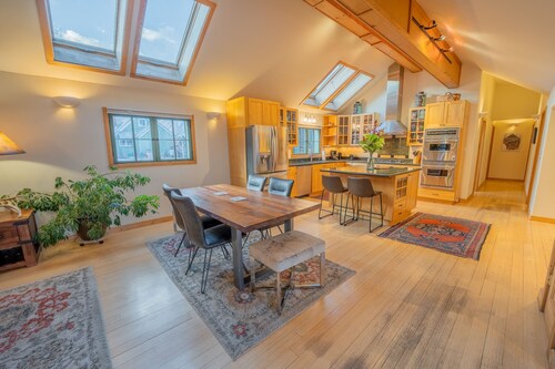 Heart of Downtown CB, private yard with tub, parking, fireplace, free shuttle!