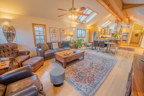 Smart TV, fireplace, books, stereo - Walk everywhere! Private yard, hot tub, parking, right in the heart of Downtown. (Crested Butte)