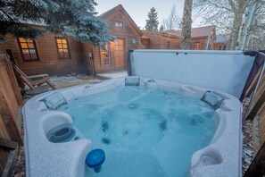 Outdoor spa tub - Walk everywhere! Private yard, hot tub, parking, right in the heart of Downtown. (Crested Butte)