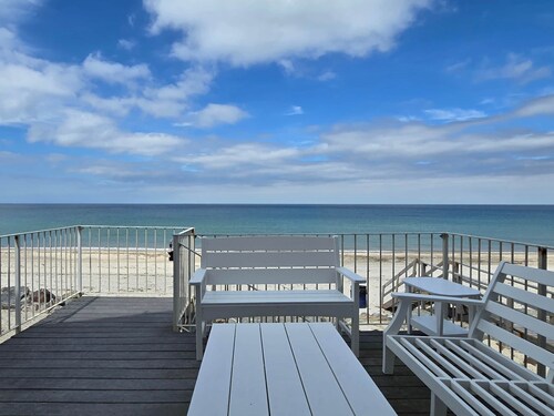The Pleasant View | Oceanfront on White Horse Beach