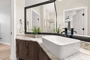 Combined shower/bathtub, hair dryer, towels