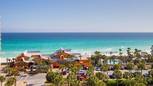Un hôtel situé sur la côte, doté d’une piscine, offrant une vue sur la plage et disposant d’un parking.