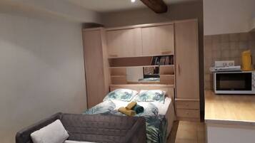 Fer et planche Ă repasser, lit parapluie, draps fournis