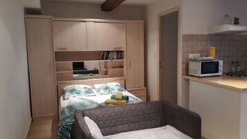 Fer et planche à repasser, lit parapluie, draps fournis