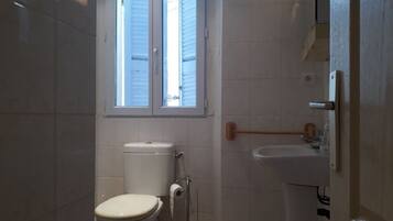 Douche, sĂšche-cheveux, serviettes fournies