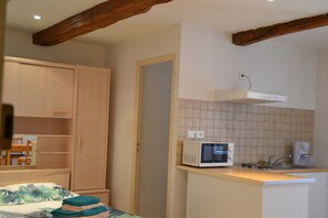Strykjärn/strykbräda, resesäng och sängkläder
