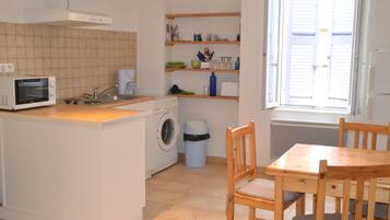 Réfrigérateur, micro-ondes, cafetiÚre/bouilloire, bouilloire électrique