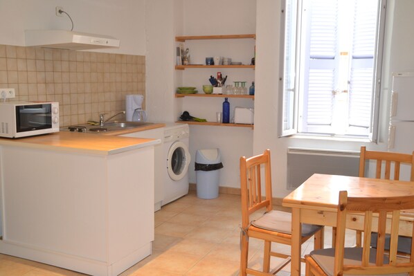 Réfrigérateur, micro-ondes, cafetière/bouilloire, bouilloire électrique