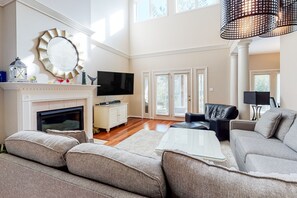 Télévision, cheminée, lecteur de DVD