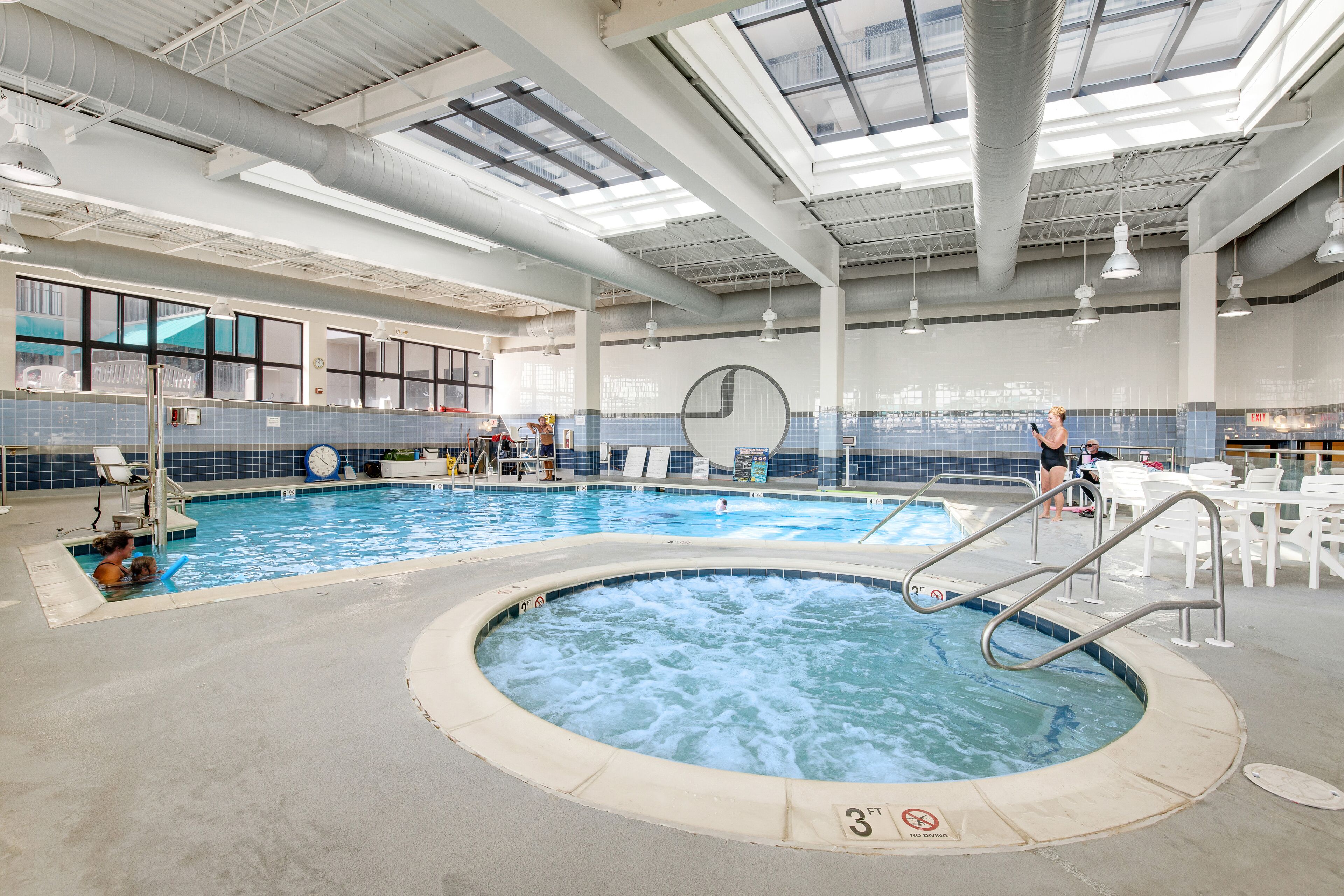 Una piscina techada, una piscina climatizada