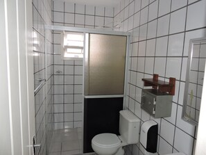Shower, towels - Pousada Don Alberto's (Florianópolis)