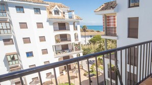 Un balcon donnant sur une piscine et d’autres bâtiments.