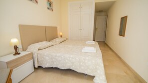 2 slaapkamers, een strijkplank/strijkijzer, gratis wifi, beddengoed
